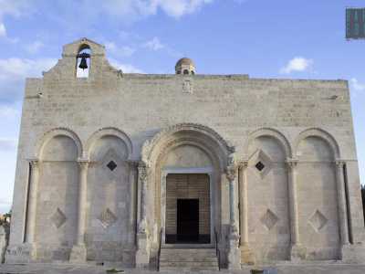 L'edificio, di fatto un cubo, � costituito da due ambienti sovrapposti: la cripta inferiore attualmente chiusa e la chiesa superiore. Quest�ultima � costruita in pietra bianca locale e conta della presenza di un portale sovrastato da un baldacchino...